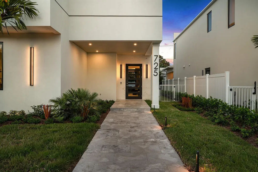 725 SE 4TH AVENUE Delray Beach, FL 33483