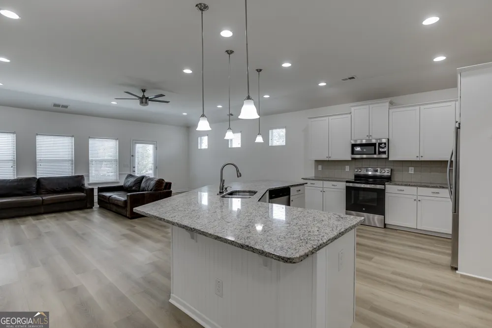 381 Eagles Bluff WAY Hoschton, GA 30548