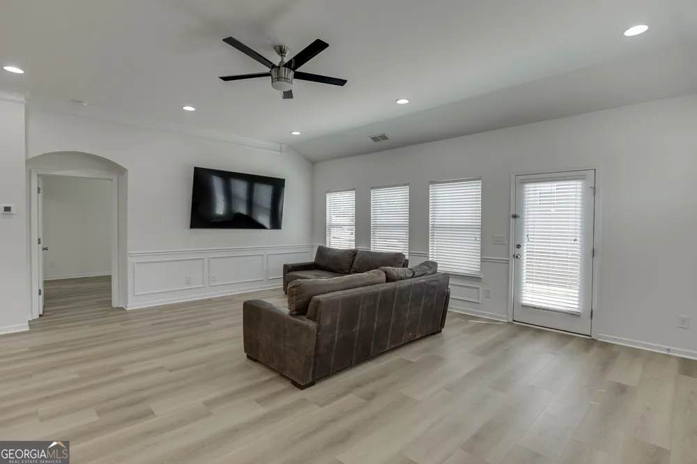 381 Eagles Bluff WAY Hoschton, GA 30548