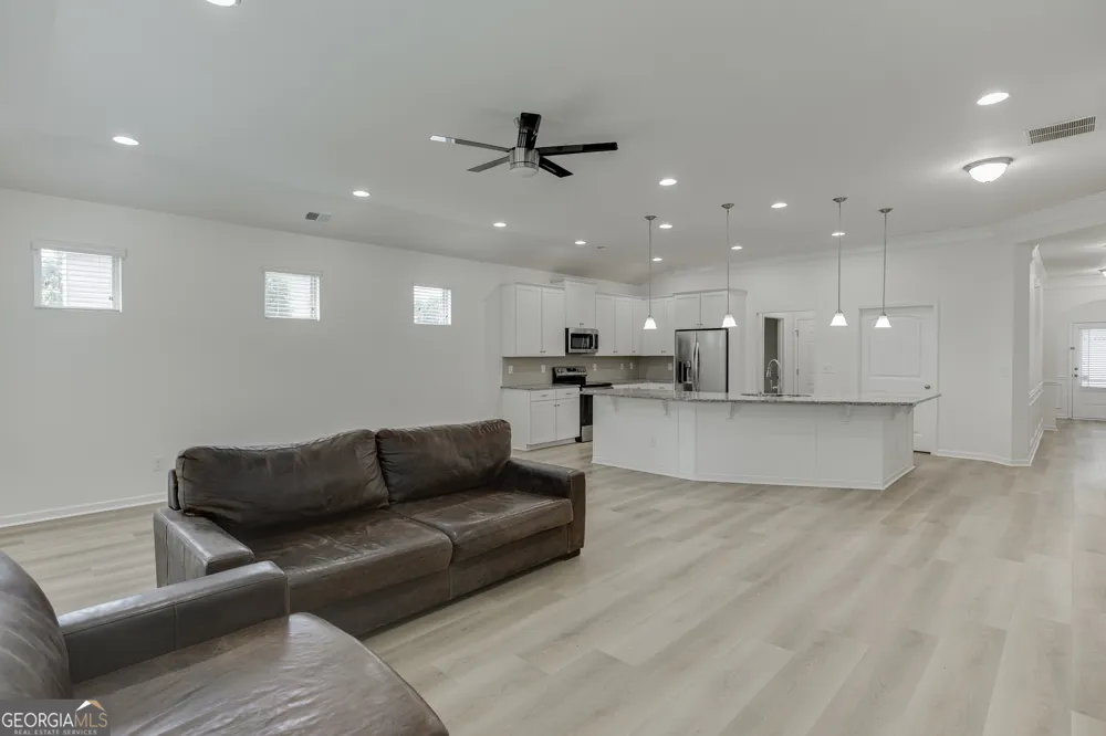 381 Eagles Bluff WAY Hoschton, GA 30548
