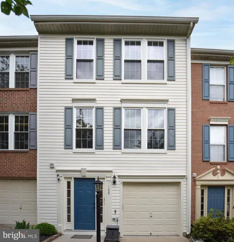 109 SHIRLEY SQUARE SE