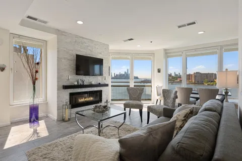 600 HARBOR BLVD