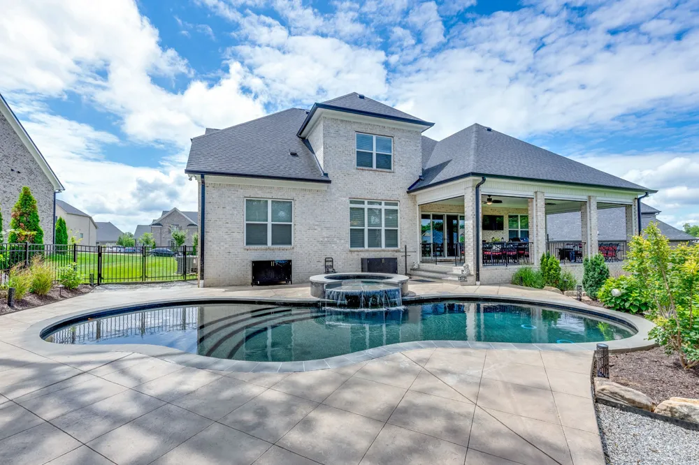 1012 Keeneland Dr Gallatin, TN 37066