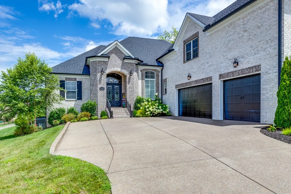 1012 Keeneland Dr Gallatin, TN 37066