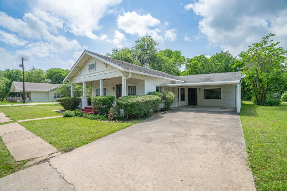 604 S Pearl Street Trenton, TX 75490