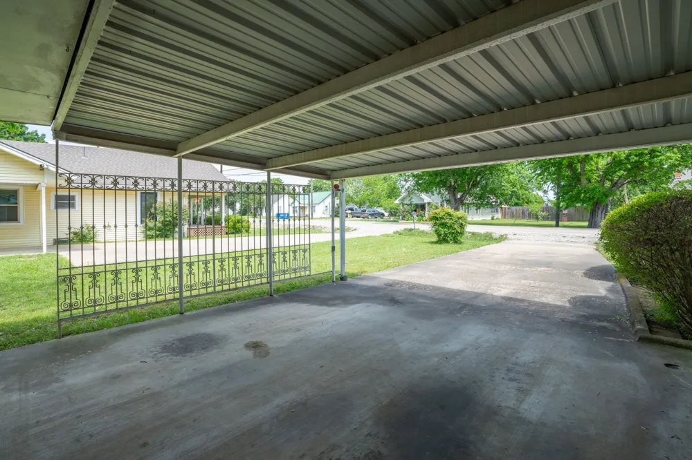 604 S Pearl Street Trenton, TX 75490