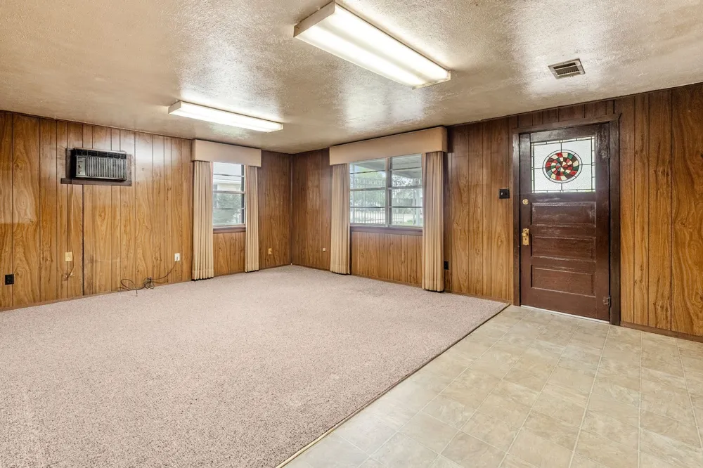 604 S Pearl Street Trenton, TX 75490