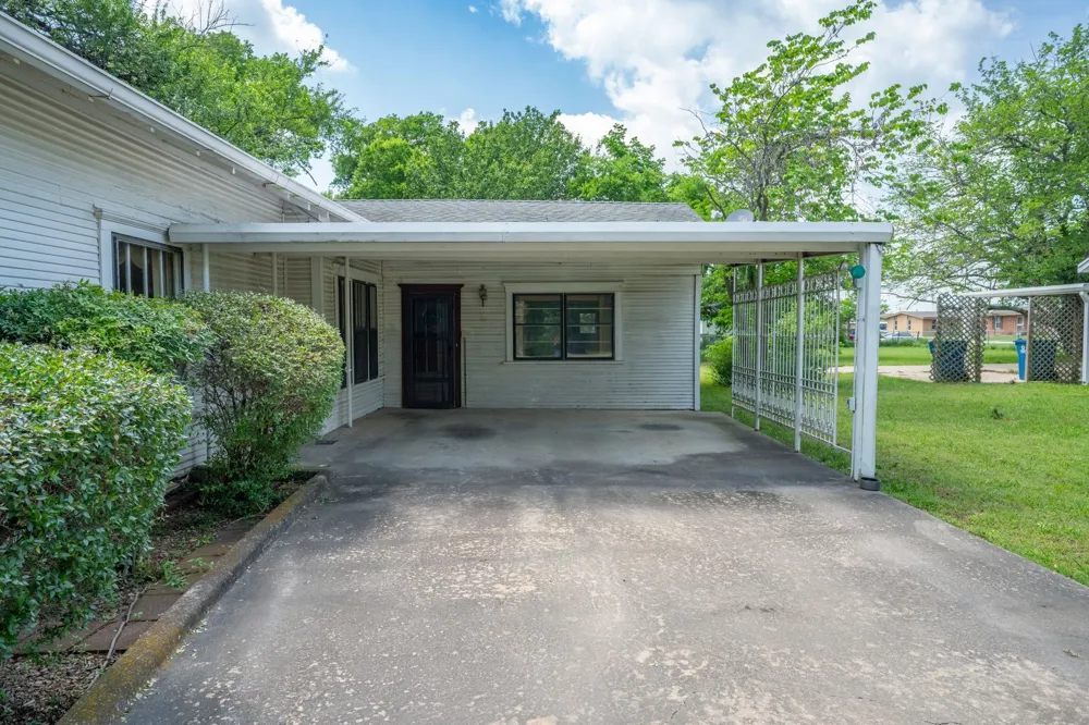 604 S Pearl Street Trenton, TX 75490
