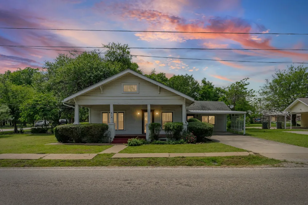 604 S Pearl Street Trenton, TX 75490