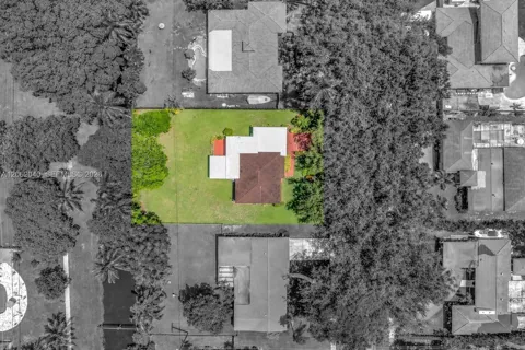 861 Holly Ln