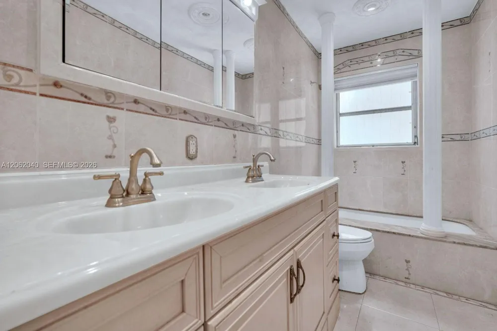 861 Holly Ln Plantation, FL 33317