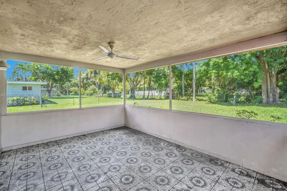 861 Holly Ln Plantation, FL 33317