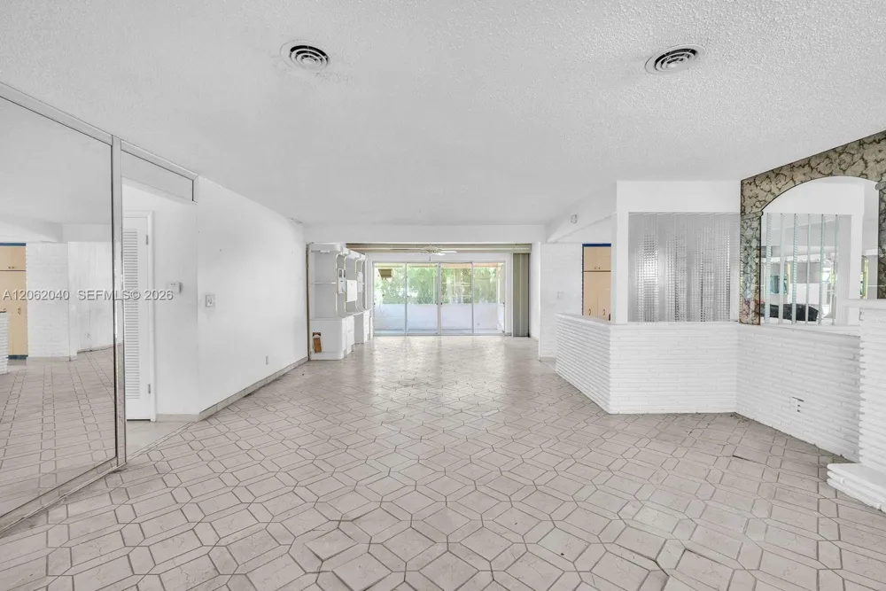 861 Holly Ln Plantation, FL 33317