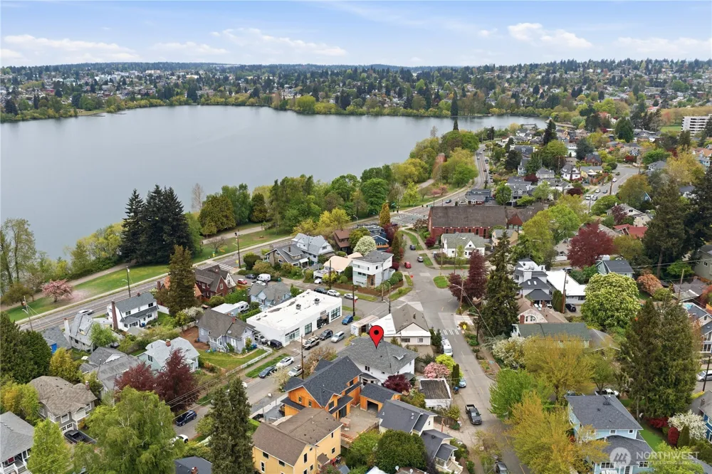 6238 Woodlawn Avenue Seattle, WA 98103