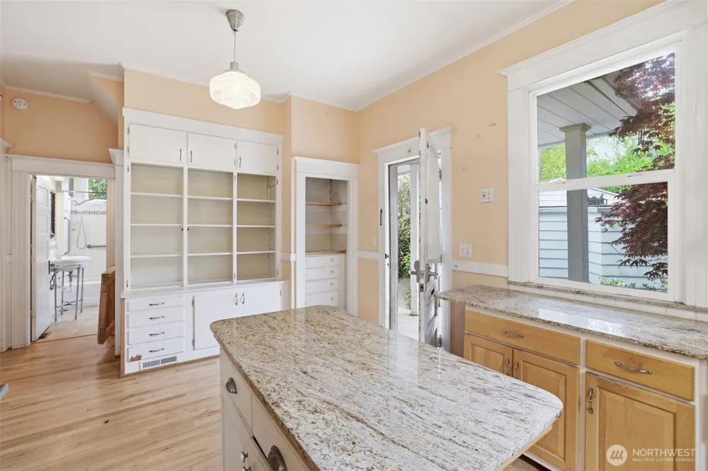 6238 Woodlawn Avenue Seattle, WA 98103