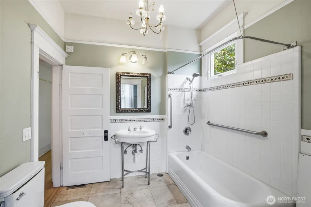 6238 Woodlawn Avenue Seattle, WA 98103