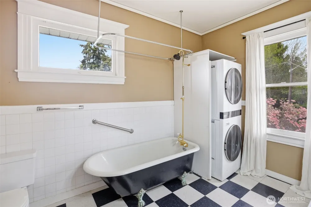 6238 Woodlawn Avenue Seattle, WA 98103