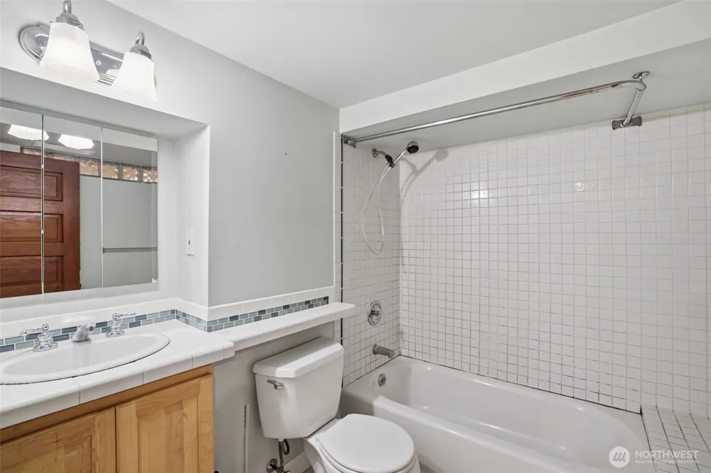 6238 Woodlawn Avenue Seattle, WA 98103