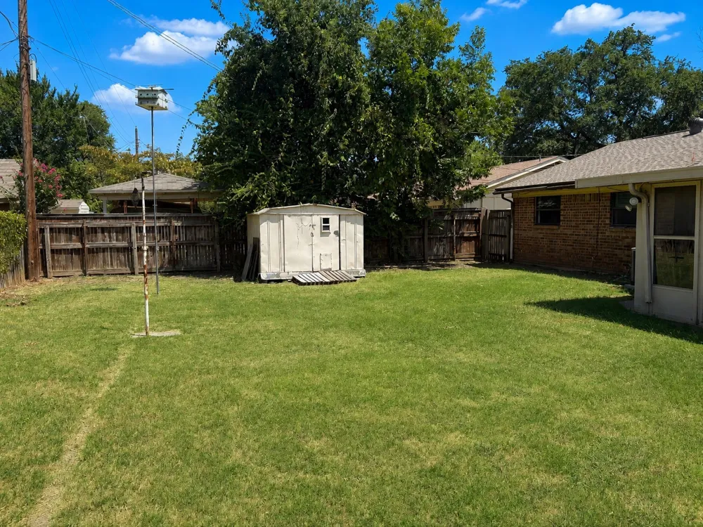 2025 Meadow Glen Irving, TX 75060