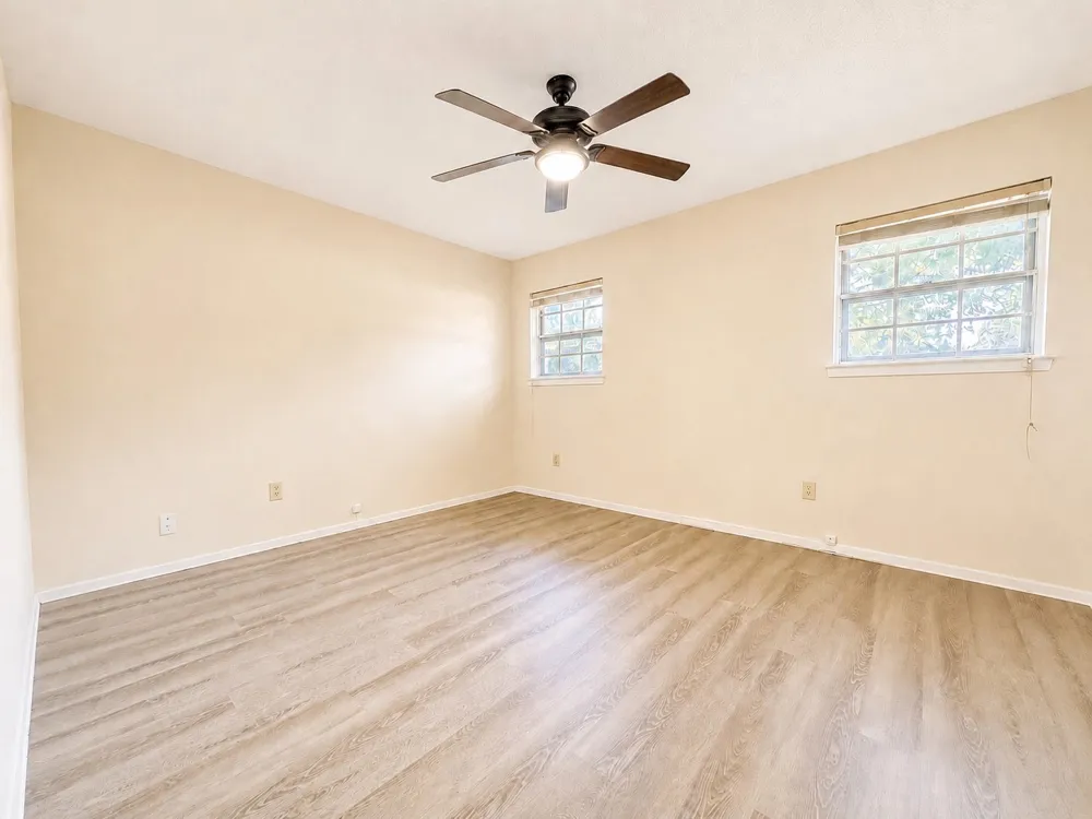 2025 Meadow Glen Irving, TX 75060
