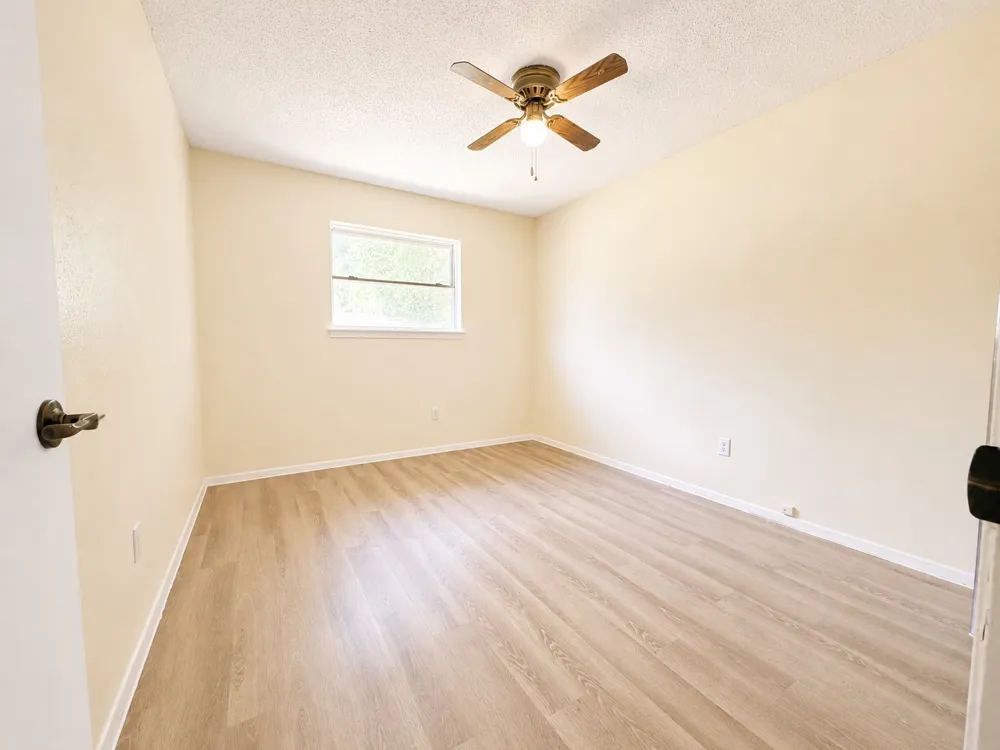 2025 Meadow Glen Irving, TX 75060
