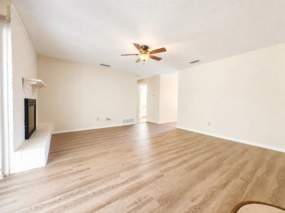 2025 Meadow Glen Irving, TX 75060