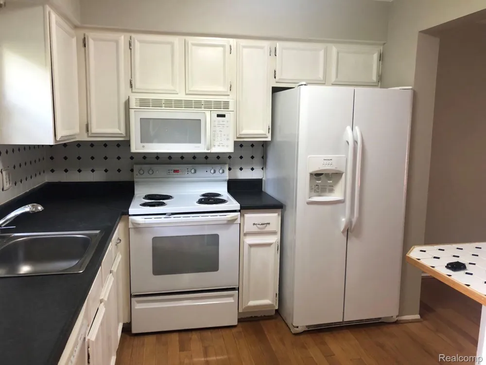 1775 BRENTWOOD DRIVE Troy City, MI 48098