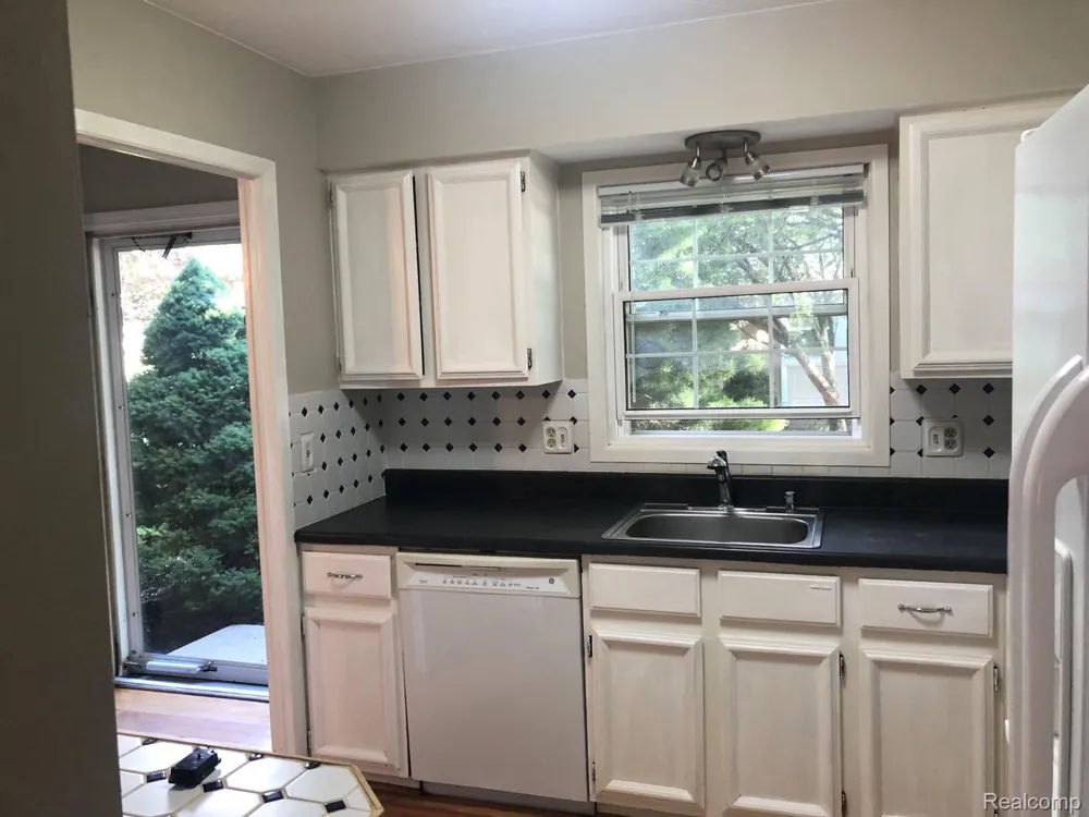 1775 BRENTWOOD DRIVE Troy City, MI 48098