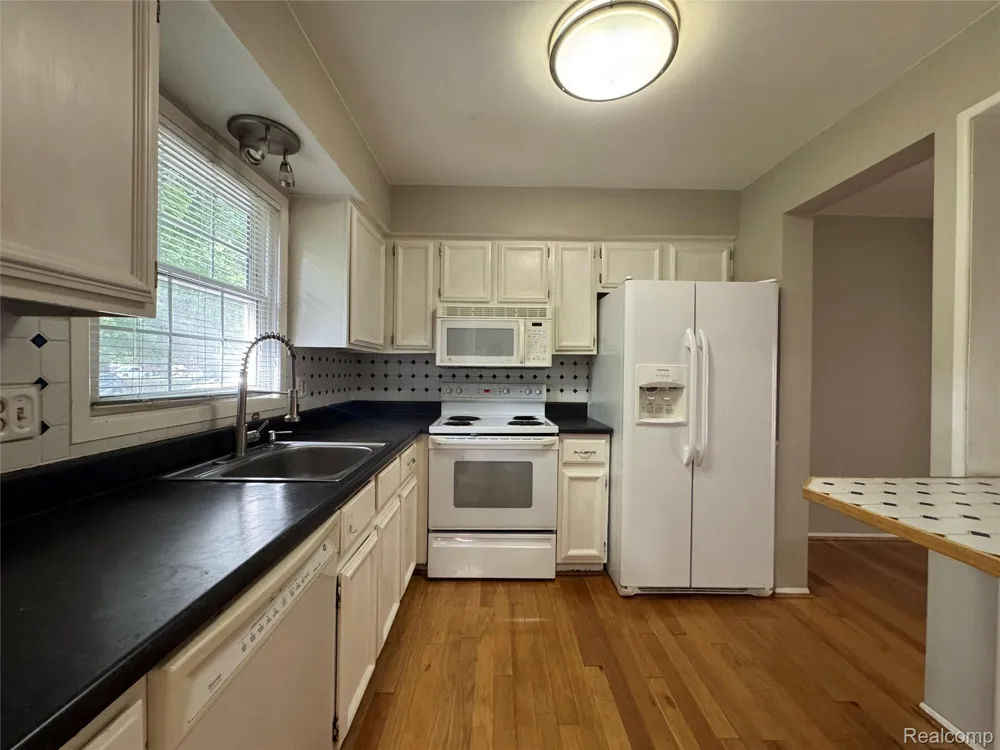 1775 BRENTWOOD DRIVE Troy City, MI 48098
