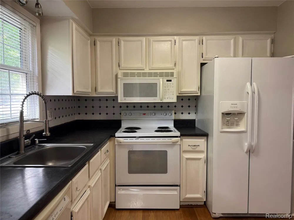 1775 BRENTWOOD DRIVE Troy City, MI 48098