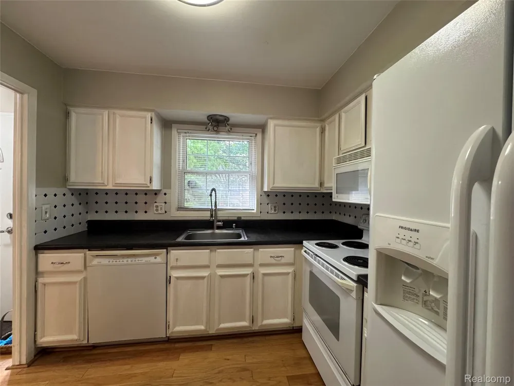 1775 BRENTWOOD DRIVE Troy City, MI 48098