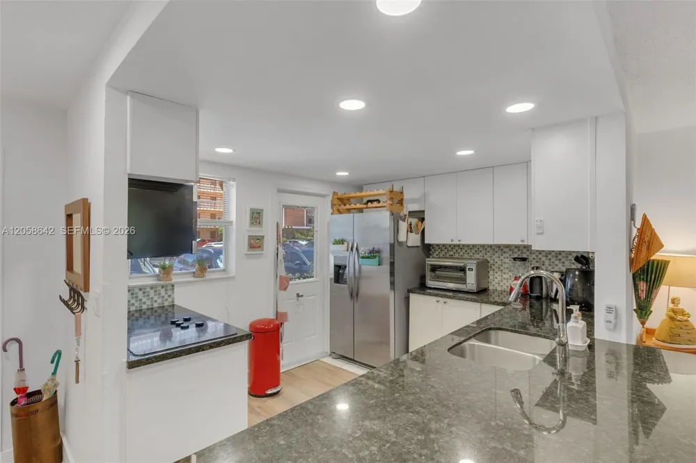 233 NE 14th Ave #108 Hallandale Beach, FL 33009
