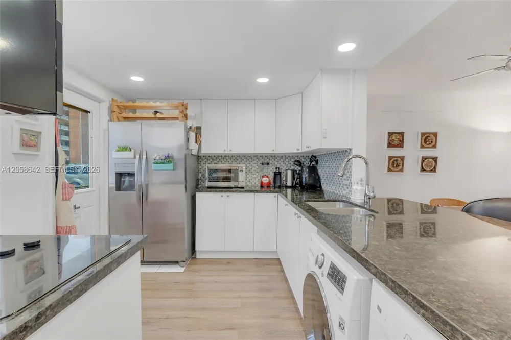 233 NE 14th Ave #108 Hallandale Beach, FL 33009