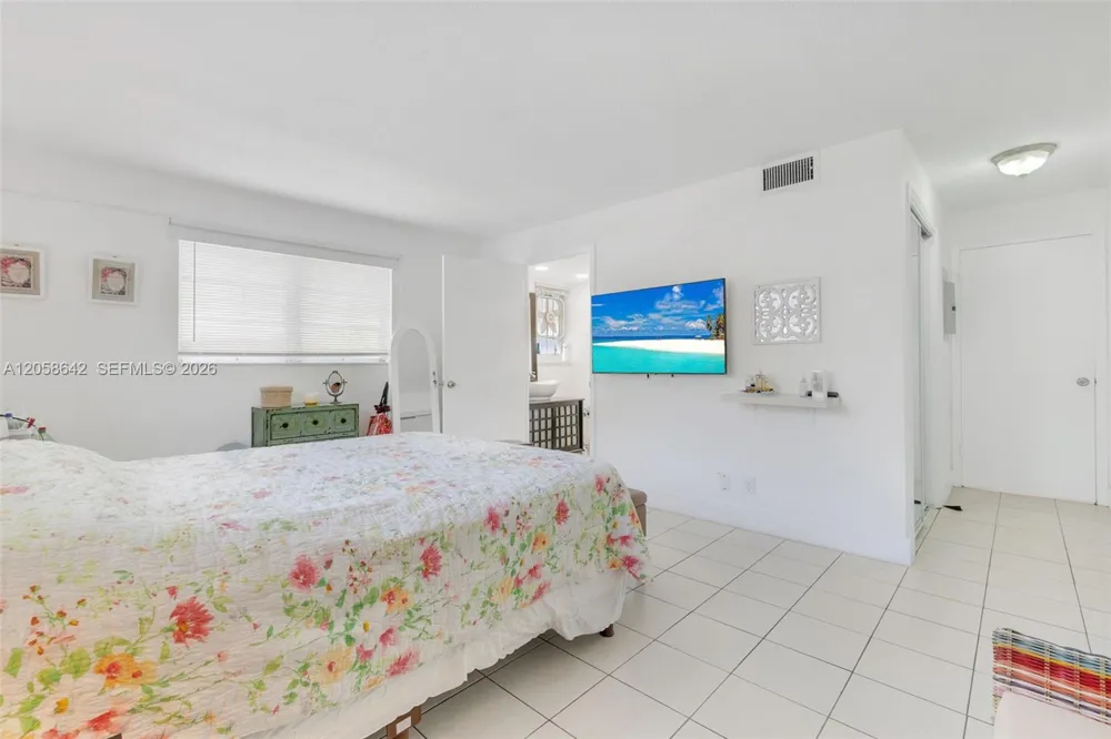 233 NE 14th Ave #108 Hallandale Beach, FL 33009