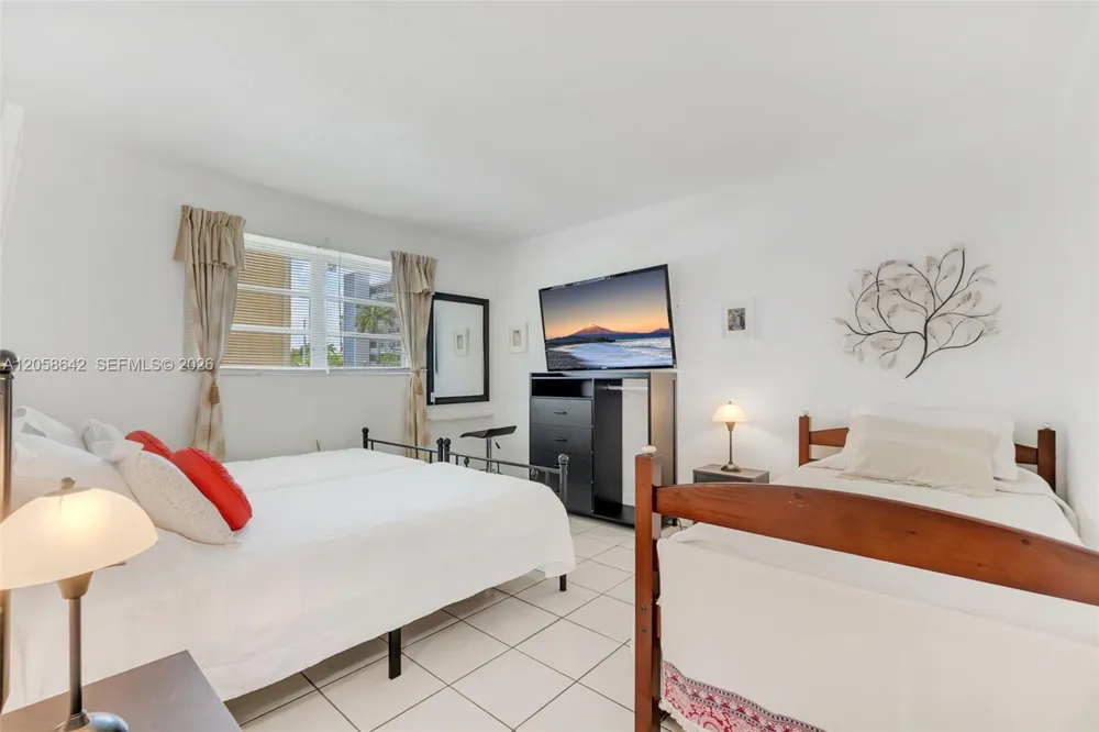 233 NE 14th Ave #108 Hallandale Beach, FL 33009