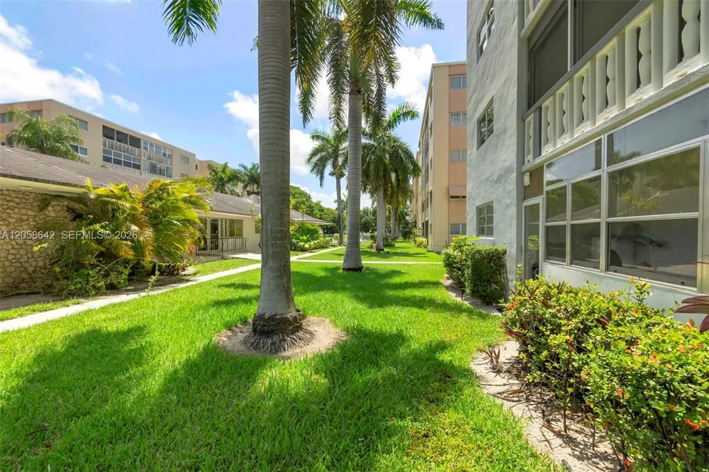 233 NE 14th Ave #108 Hallandale Beach, FL 33009