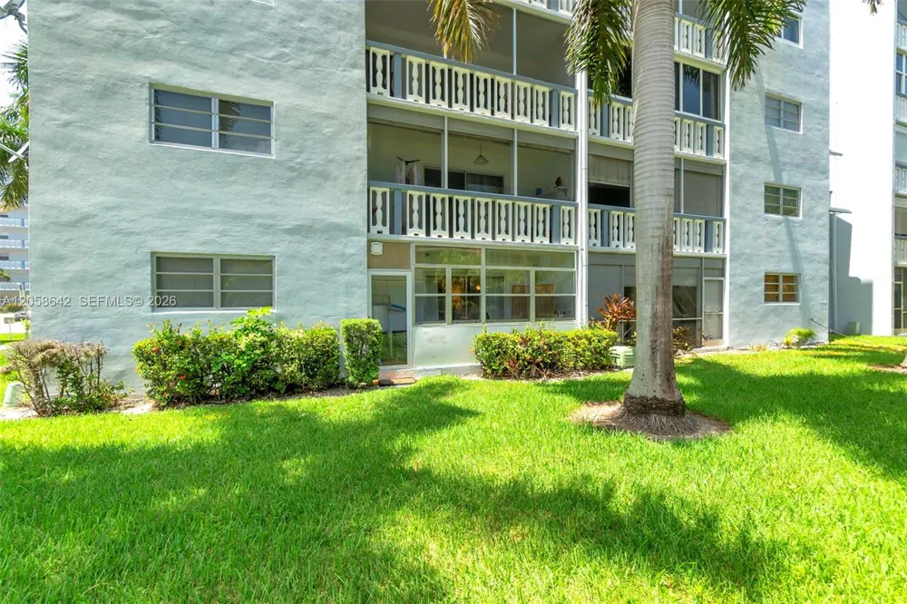 233 NE 14th Ave #108 Hallandale Beach, FL 33009