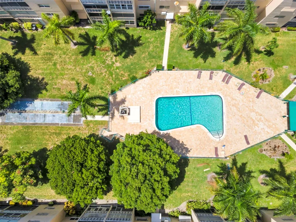 233 NE 14th Ave #108 Hallandale Beach, FL 33009