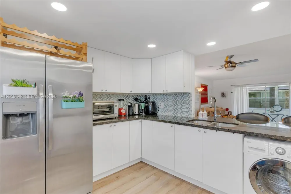 233 NE 14th Ave #108 Hallandale Beach, FL 33009