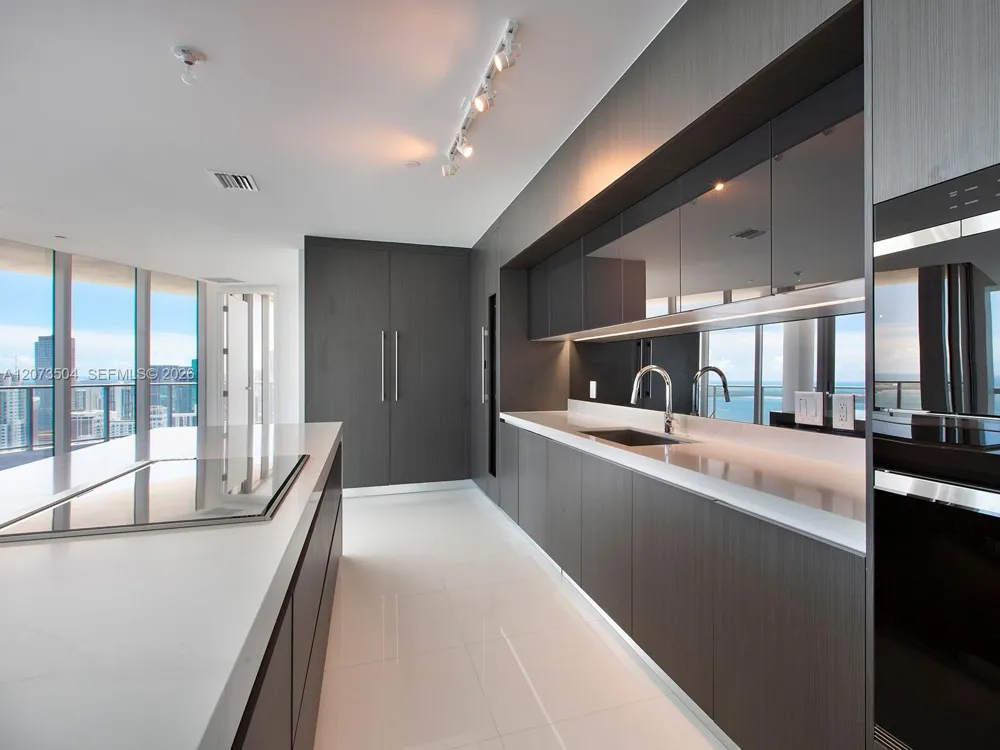 851 NE 1st Ave #PH5011 Miami, FL 33132
