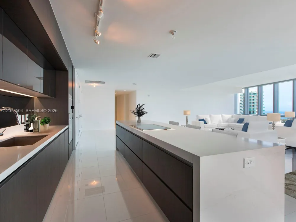 851 NE 1st Ave #PH5011 Miami, FL 33132