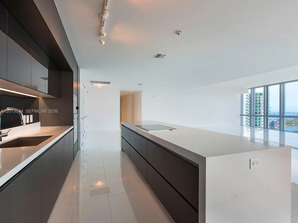851 NE 1st Ave #PH5011 Miami, FL 33132