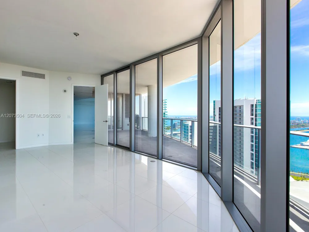 851 NE 1st Ave #PH5011 Miami, FL 33132