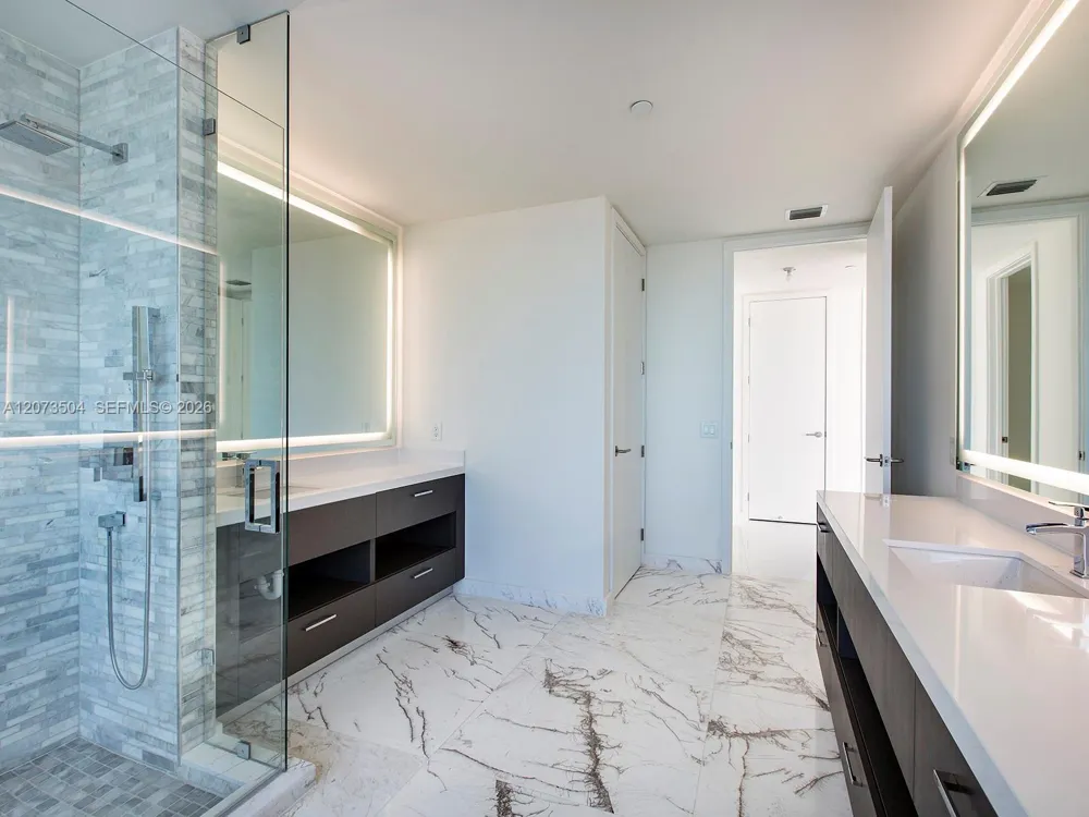 851 NE 1st Ave #PH5011 Miami, FL 33132