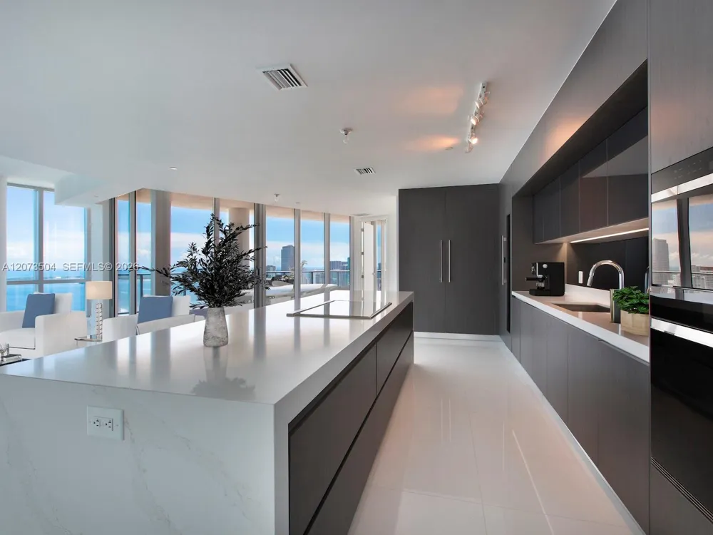 851 NE 1st Ave #PH5011 Miami, FL 33132