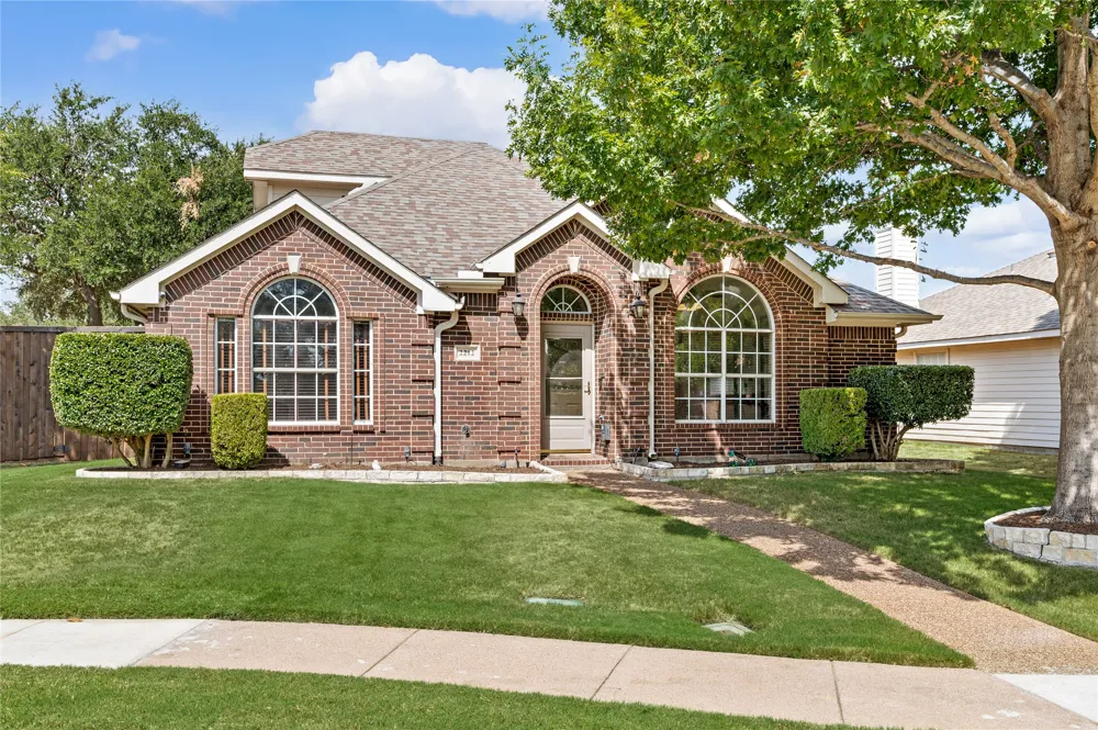 2212 Pinto Lane Lewisville, TX 75067