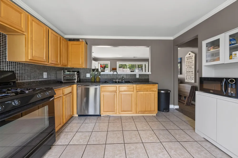 26524 Kathy Street Roseville, MI 48066
