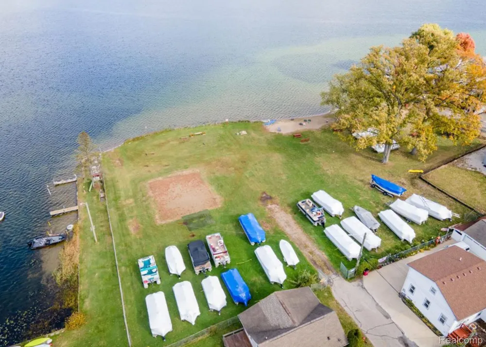 2900 Hensman Street Keego Harbor City, MI 48320