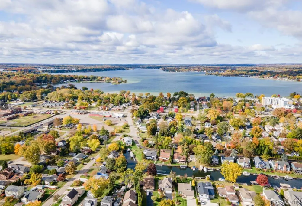 2900 Hensman Street Keego Harbor City, MI 48320