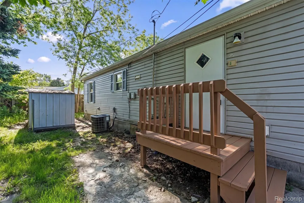 2900 Hensman Street Keego Harbor City, MI 48320